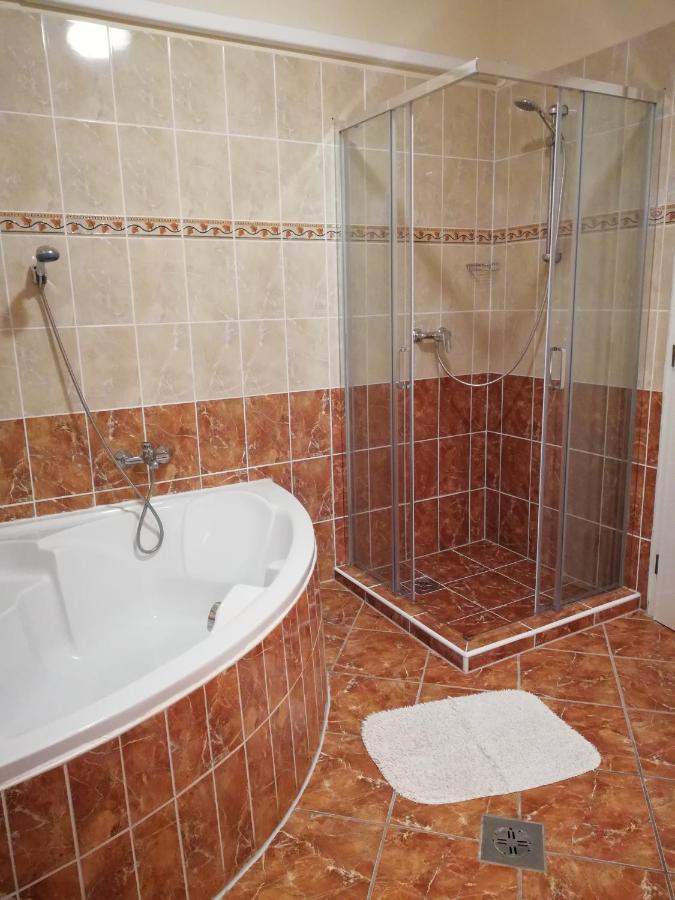 Imola Es Andrea Apartmanhaz Hajdúszoboszló 外观 照片